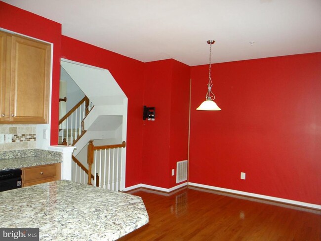Building Photo - 400 Larose Dr