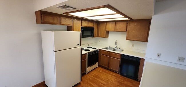 Building Photo - Gorgeous 2BED/2BATH Condo nestled in a Roc...
