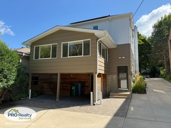 Building Photo - 2 Bedroom Upper Level Duplex Unit