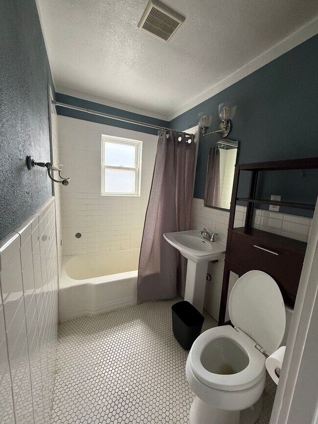 Building Photo - 2 bed/1 bath Norman Cottage