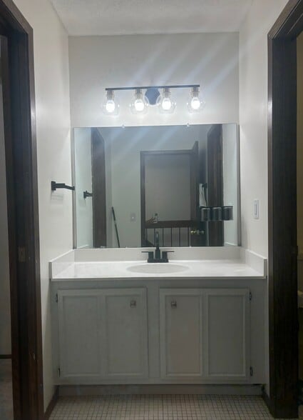 Master bath suite - 5636 S 27th St
