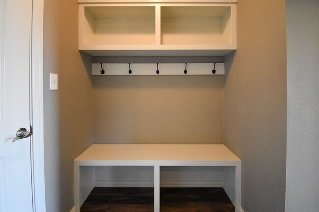 Building Photo - Stunning 3 bedroom, 2 bathroom Home available in Prairie Grove!