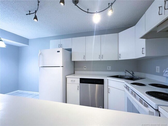 Building Photo - 1965 SW Silver Pine Way