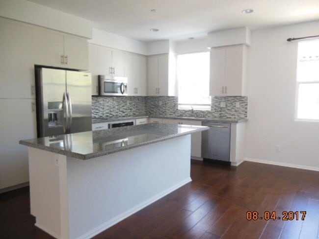 Building Photo - 3BD 2.5BA 2CAR Garage