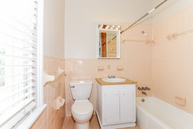 Building Photo - Modern 2-Bedroom Apartment in Historic Maz...
