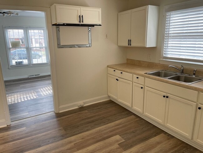 Building Photo - Available Now! 3 Bed/1 Bath in Enderly Park!