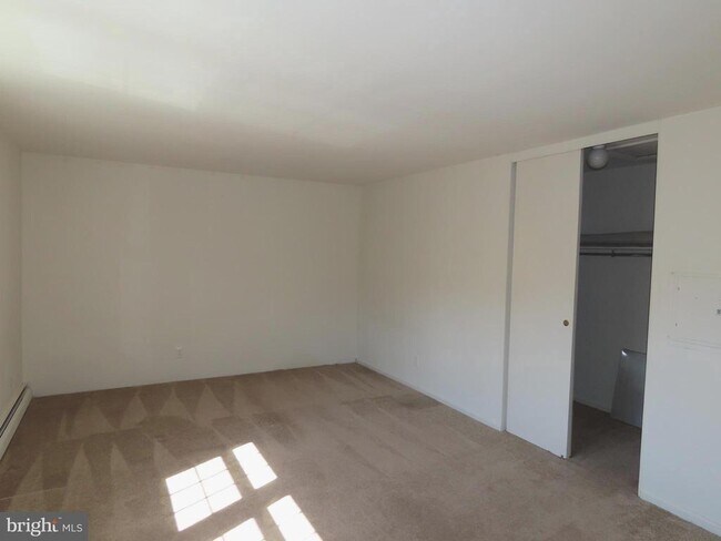 Building Photo - 403 S Main St