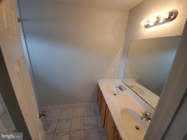 Building Photo - 3344 Vineland Pl