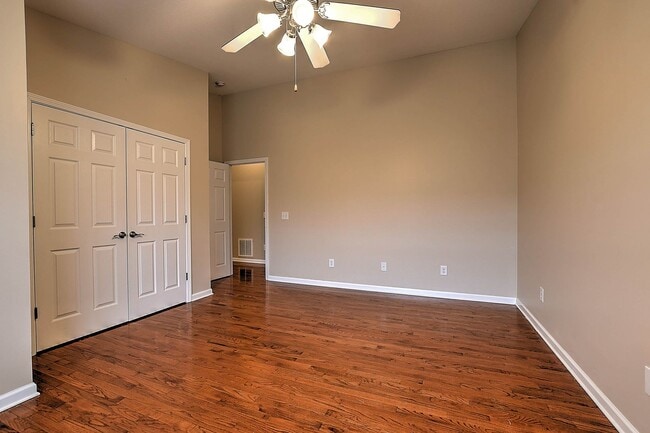 Building Photo - 2121 S Greenwood Dr