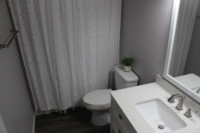 Building Photo - Spacious 2/2 Condo Minutes from Campus. Fu...