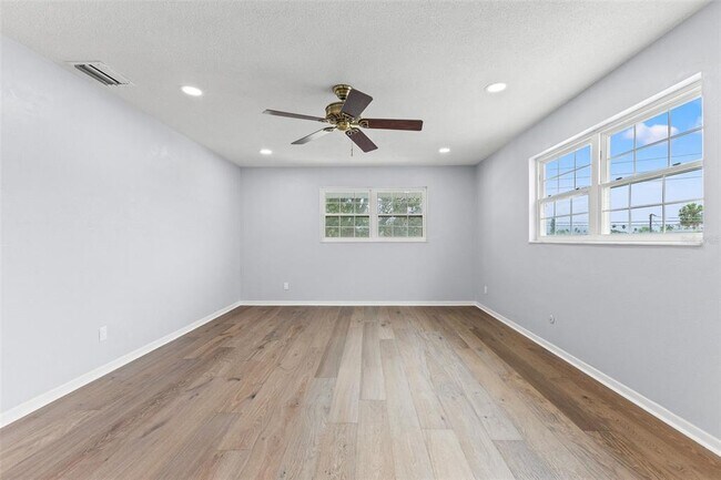 Building Photo - 4000 14th Way NE