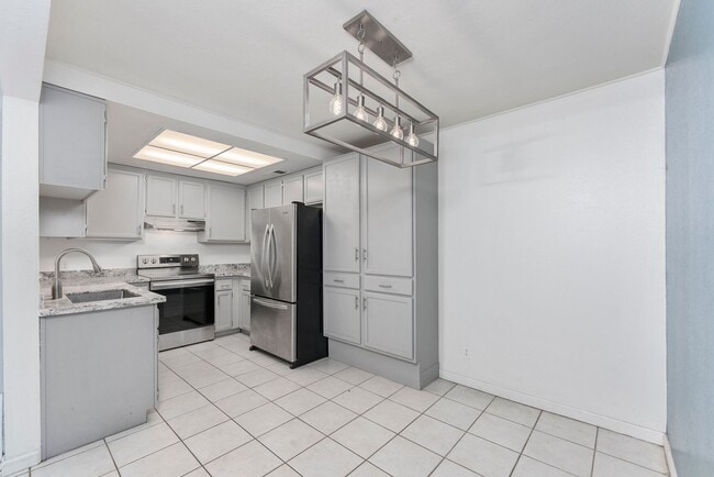 Building Photo - Charming 2 Bedroom 2 Bath Duplex