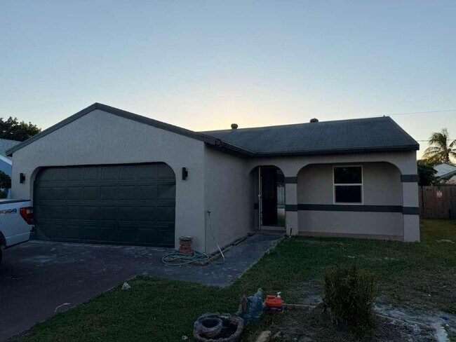 Building Photo - 5866 SE Mitzi Ln