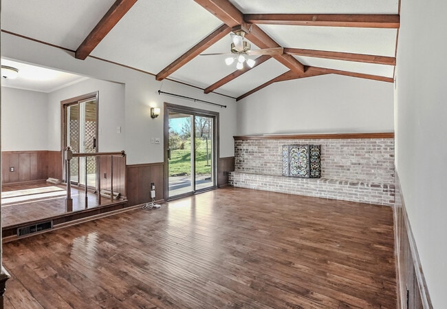 Building Photo - 2212 Rose Dr