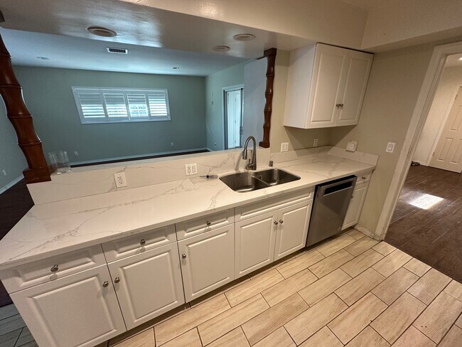 Building Photo - 1705 N Santa Anita Ave