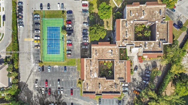 Building Photo - 2861 Somerset Dr