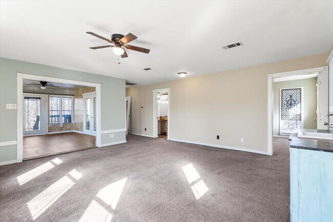 Building Photo - 1005 Center Cir