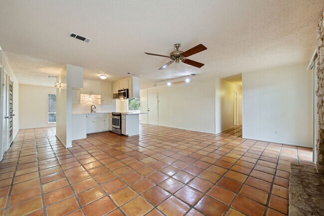 Building Photo - Available Now: Charming 3 Bed / 2 Bath in Rollingwood - Zoned to Eanes ISD - Large Yard