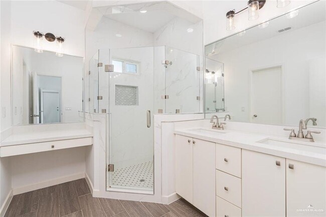 Building Photo - 16 Country Club Dr