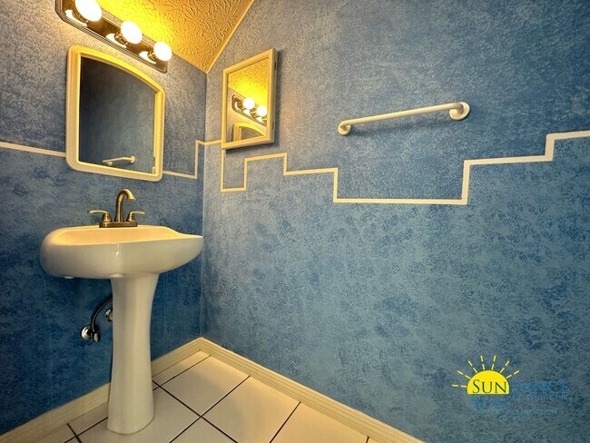 Building Photo - Lovely 2 Bedroom Townhouse Close to Downtown FWB