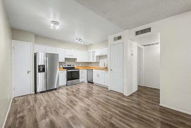 Building Photo - Charming Townhouse