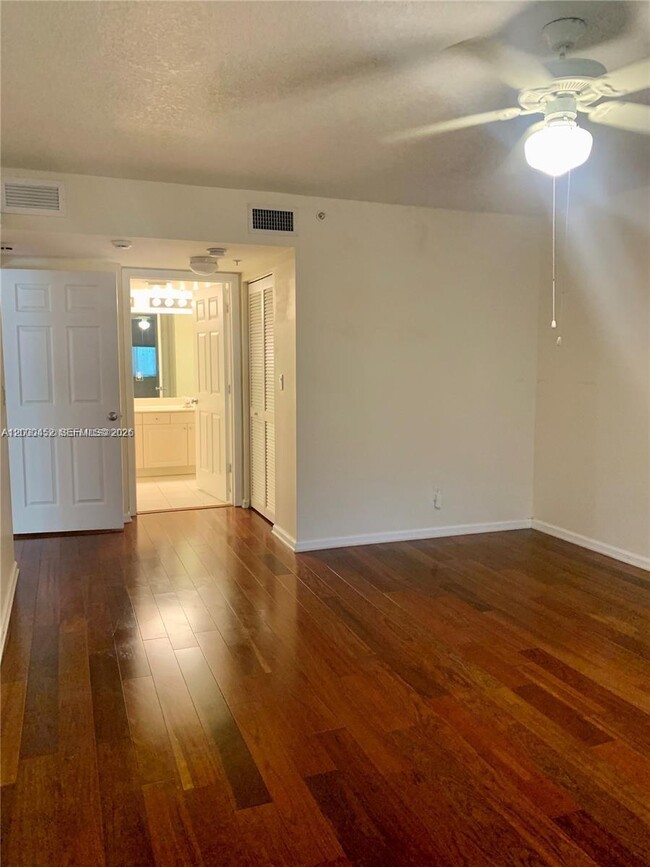 Building Photo - 529 E Sheridan St