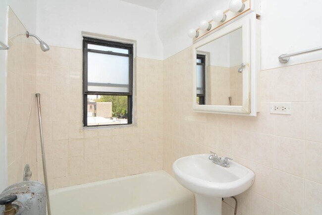 Building Photo - 1023 N Dearborn St