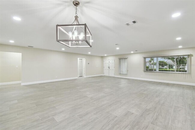 Building Photo - 3938 Versailles Dr