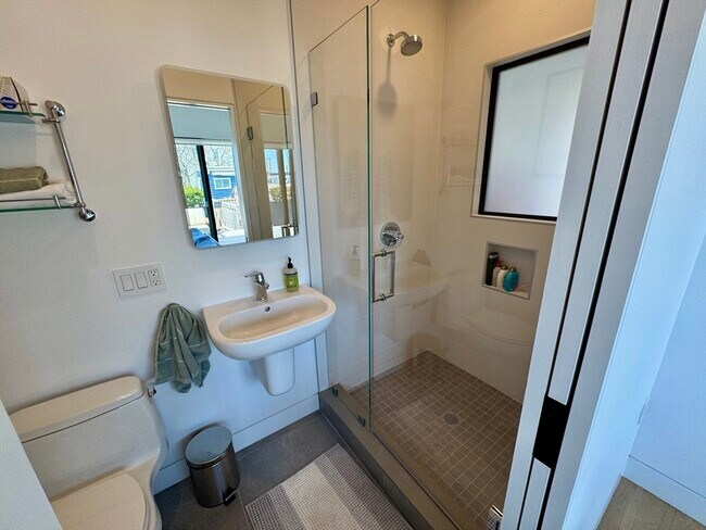 Building Photo - 22 Parker St