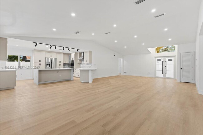 Building Photo - 16859 Crestview Ln