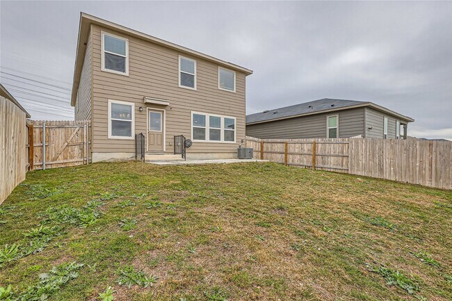 Building Photo - 4 Bedroom 2.5 Bathrooms! Loft and Office! ...