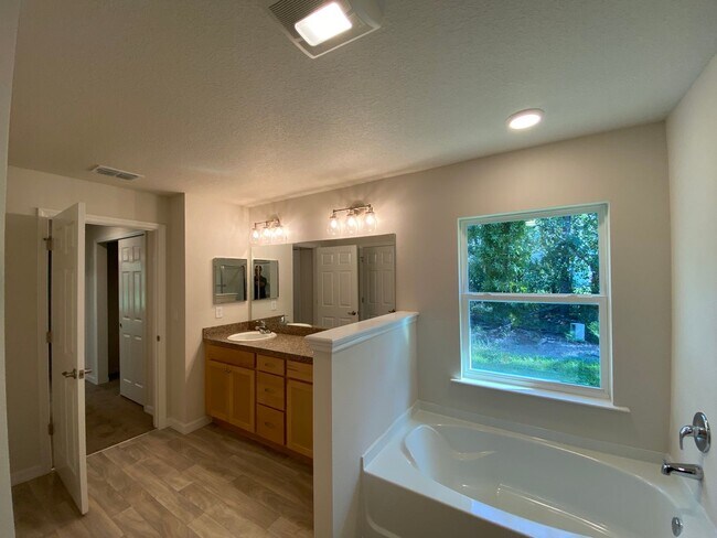 Building Photo - Great new rent on 4/2! Desirable SW Ocala Neighborhood 4/2/2 *WON'T LAST*