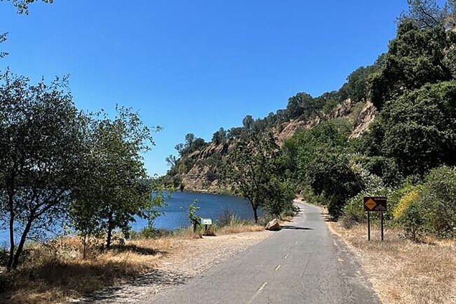 Building Photo - 8616-8618 La Riviera Dr