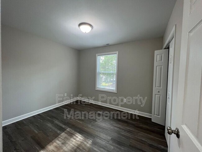Building Photo - 2109 Hart St