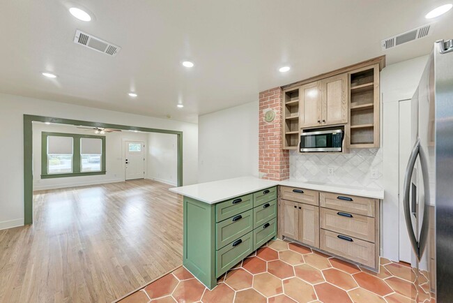 Building Photo - Stunning 3/2.5 with Office in West Lampasas