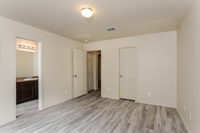 Building Photo - 5918 Aspen Gdn