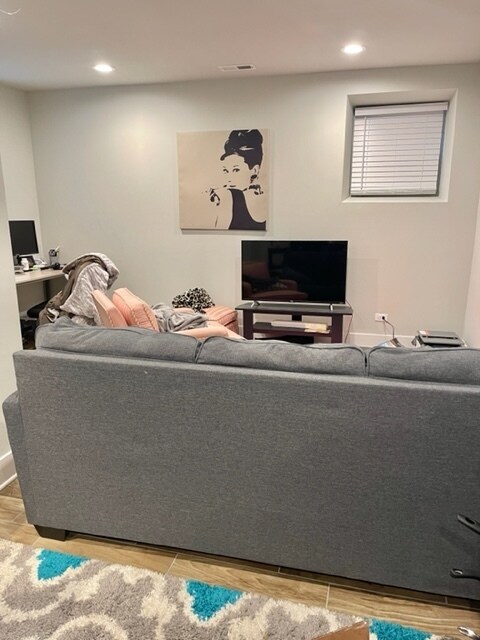 Building Photo - 910 W Waveland Ave