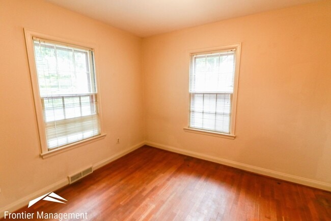 Building Photo - Awesome 5 Bedroom home near campus and Agg...