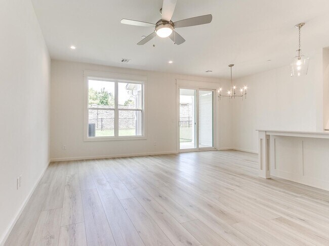 Building Photo - Luxury, Zero Maintenance Living Edmond Townhome