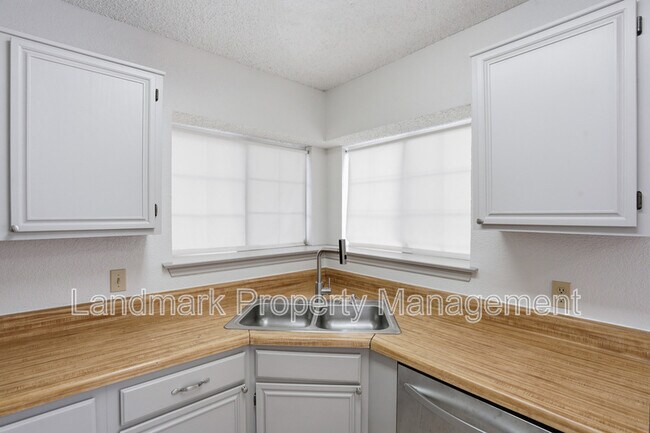 Building Photo - 1122 Hidden Creek Dr