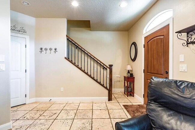 Building Photo - Spacious 3-Bed Townhouse Retreat in Southgate Townhomes
