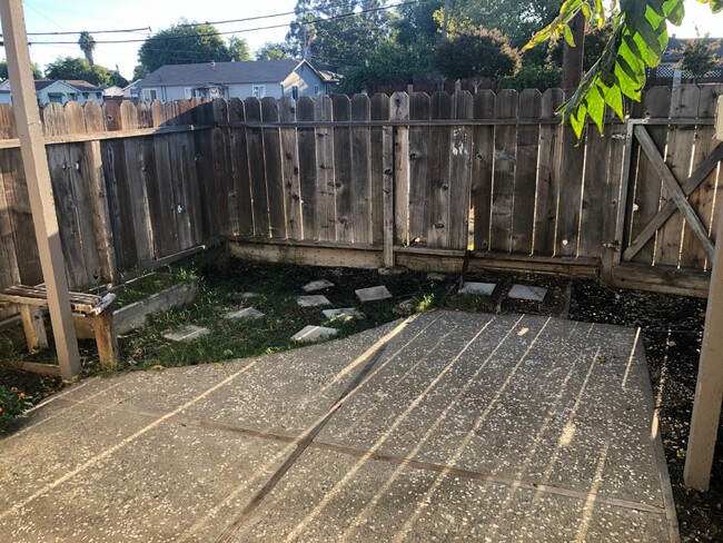 Building Photo - Centrally Located 2 Bed/1 Bath Duplex in L...