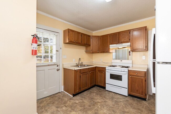 Building Photo - Four Bedroom Home!