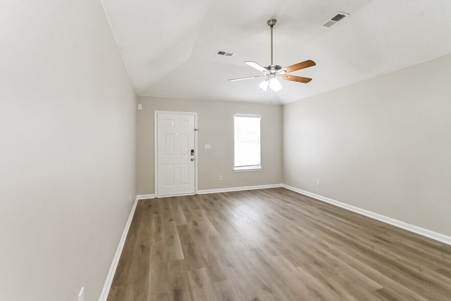 Building Photo - 7045 Kings Crown Dr