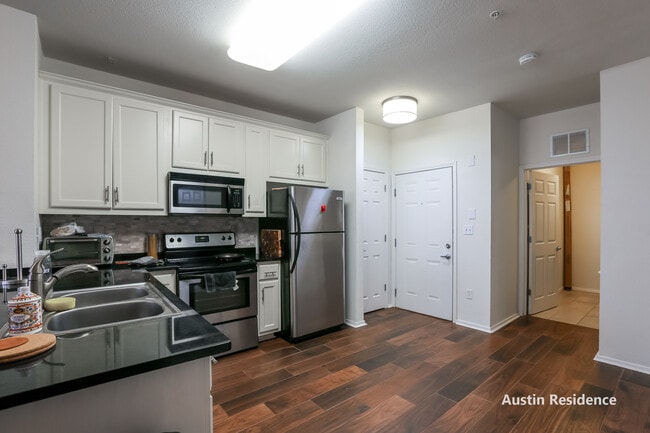 Building Photo - 910 W 25th St