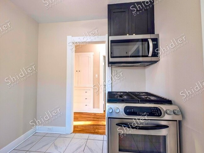 Building Photo - Upgraded Bungalow with Garage