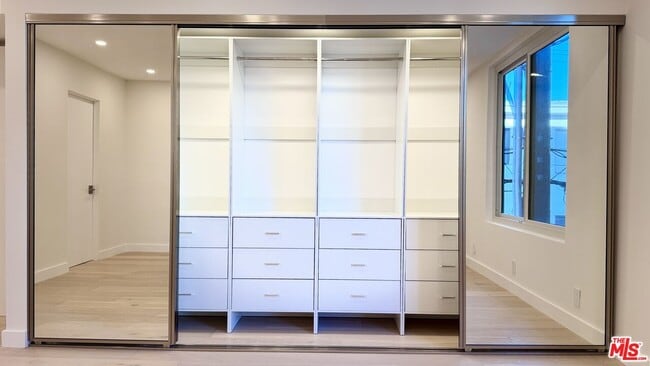 Building Photo - 414 N Palm Dr