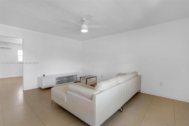 Building Photo - 4590 SW 67th Ave