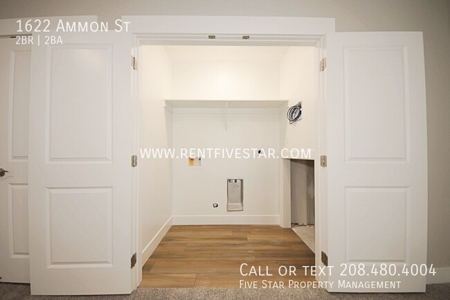 Building Photo - Stunning 2 Bedroom End Unit Townhome, Buil...