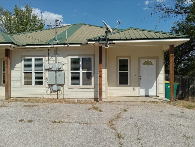 Building Photo - 605-605 Blvd
